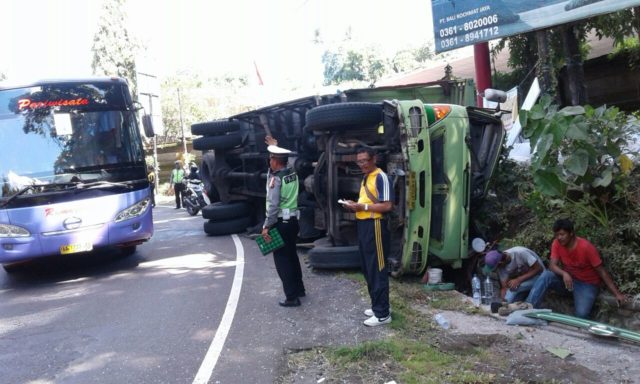 Rem Blong,  Truk Hino Bermuatan Tepung Terguling