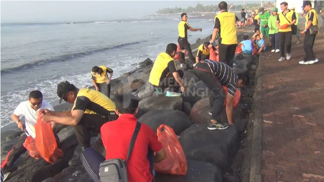 Pastikan Pantai Bersih, Petugas Gabungan Bersihkan Sampah Disela Batu Pantai Lebih