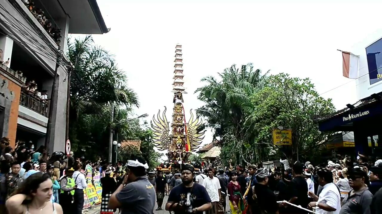 Ribuan Warga Ikuti Prosesi Pelebon Istri Raja Ubud