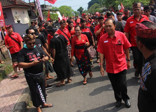 Terlahir dari Keluarga Miskin Koster Tak Surut Ngayah Untuk Bali