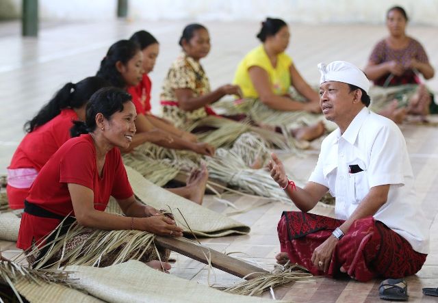 Ini Ide Brilian Koster,  Untuk Meningkatkan Pendapatan Pengrajin Pandan Karangasem