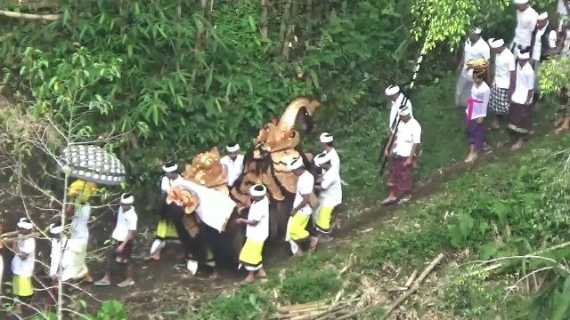 Mohon Berkah dan Sucikan Tapakan, Warga Gelar Tradisi Melasti ke Sungai