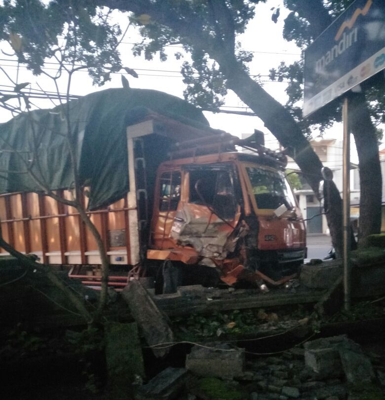 Hindari Adu Jangkrik, Truk Tabrak Tembok Hardys