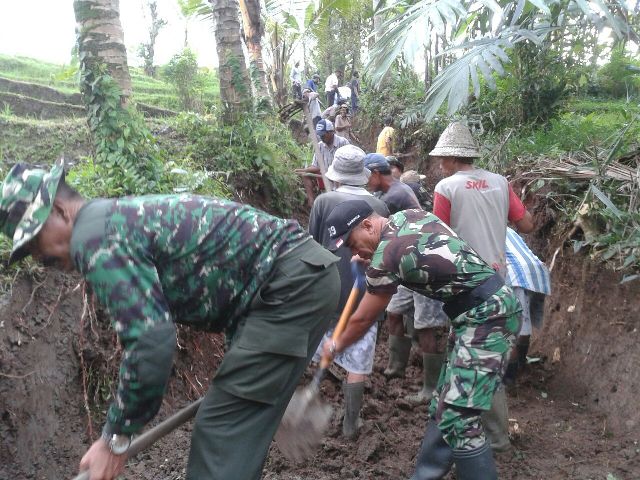 Anggota TNI dan Warga Gotong Royong Bangun Jalan Subak