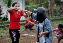 Seru! Latih Keterampilan Remaja Putri Lomba Tangkap Belut