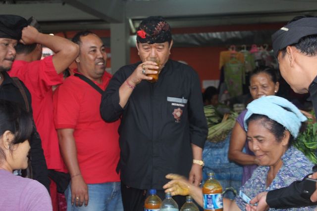 Cok Ace Minum Jamu Saat Blusukan Ke Pasar Sangsit