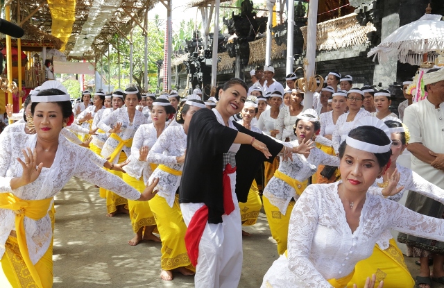 Bupati Eka Ngayah Nari Rejang Renteng di Pura Puseh Lan Desa, Desa Pekraman Samsaman