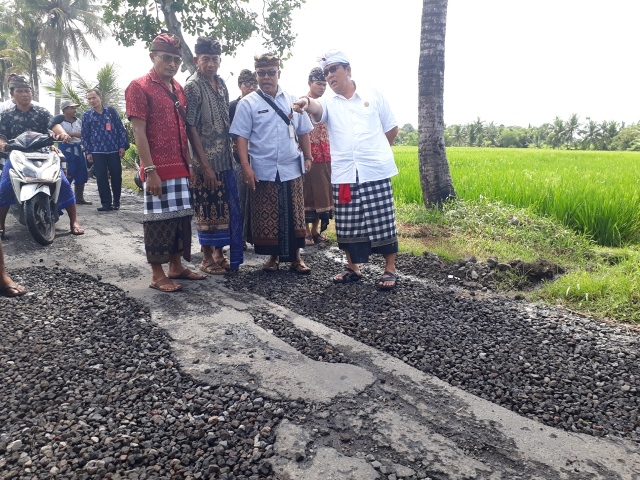 Wakil Bupati Sanjaya Turun Lapangan Tinjau Proyek Jalan Rusak di Desa Belalang, Kediri