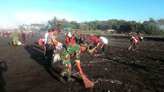 Peduli Lingkungan, Kodim 1610/ Klungkung Bersama DKLH dan Masyarakat Bersih – bersih Pantai