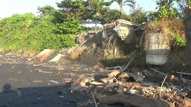 Tergerus Ombak, Pura dan Bangunan di Pantai Purnama Hancur