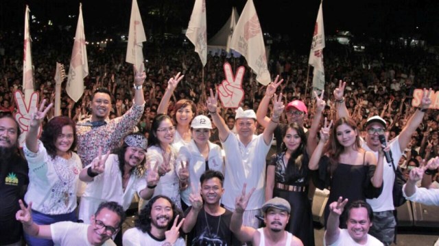 Konser  “Salam Dua Jari” Goyang Jembrana