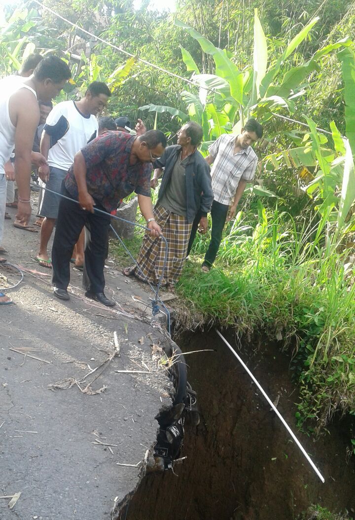 Jalan Jebol Telan Korban, Sepeda Motor Terperosok