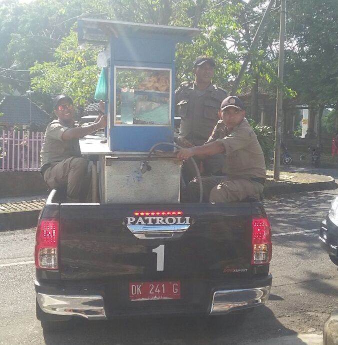 Razia PKL di Jalan Protokol, Satpol PP Tabanan Angkut Puluhan Lapak