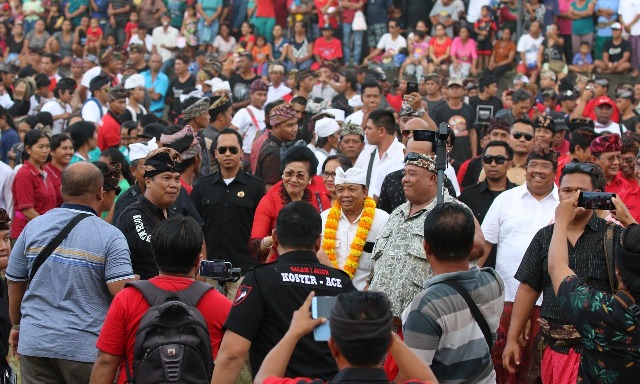 Ribuan Warga Sukasada Antusias Sambut Koster-Ace