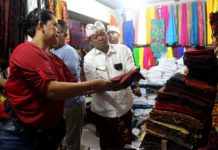 Blusukan ke Pasar Seni Semarapura, Pedagang Titip Harapkan Koster-Ace Membawa Perubahan
