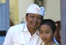 Nangis, Keinginan Bocah Ini Berfoto Bersama Koster Akhirnya Terwujud