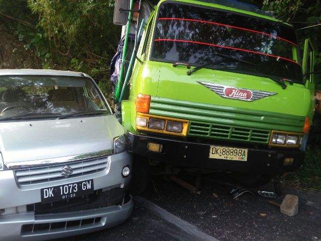 Tak Kuat Nanjak, Truk Mundur Tabrak APV