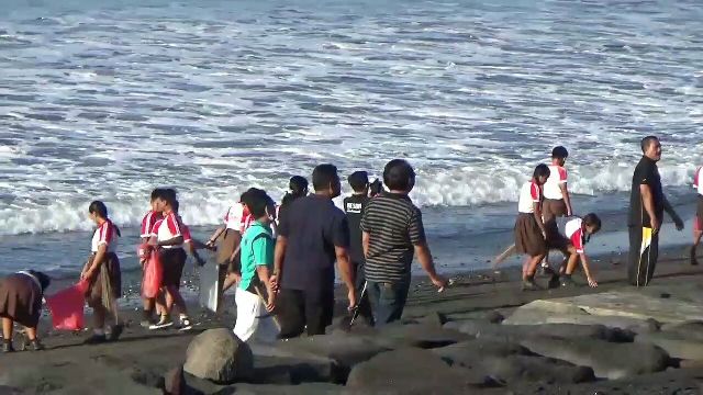 Gerakan Aksi Bersih Sampah dan Lingkungan di Pantai Purnama