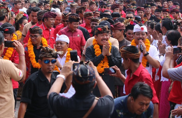 Didukung di Kampung Halamannya  Ubud, Tjok Oka Terharu