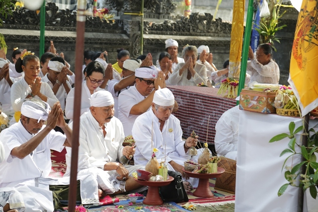 Wabup Sanjaya melakukan Wisata Religi ke Beberapa Pura di Tabanan