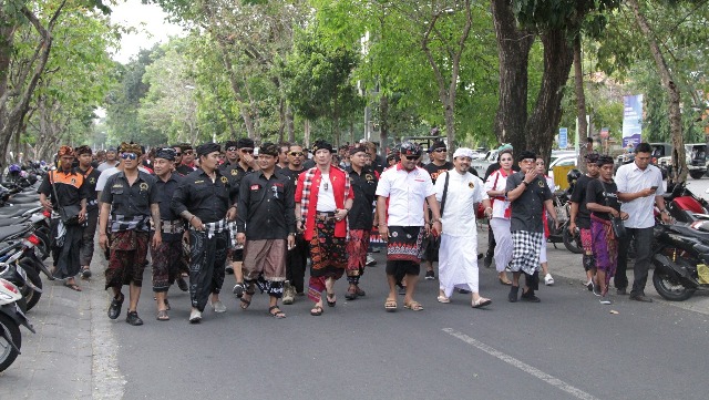 Kutuk Aksi Terorisme, Laskar Bali-Baladika Bergandeng Tangan Jaga Bali