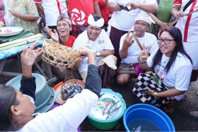 Blusukan di Pasar Bungkulan, Sudikerta Belanja Kebutuhan Pokok