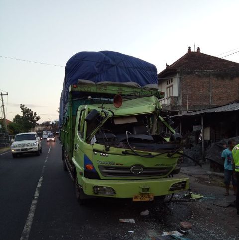 Diduga Sopir Ngantuk, Truk Sundul Truk Parkir