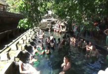 Wisatawan Gemari Wisata Spritual Tirta Empul