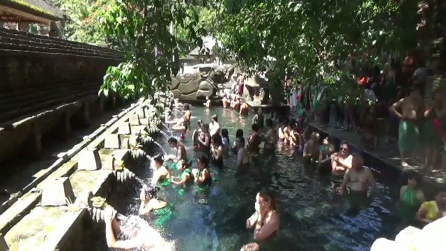 Wisatawan Gemari Wisata Spritual Tirta Empul