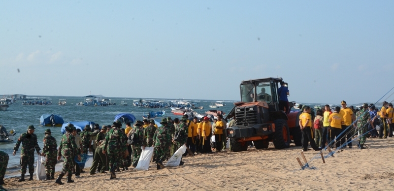 Gandeng Kementerian LHK, Kodam IX/ Udayana Bersihkan Pantai Tanjung Benoa