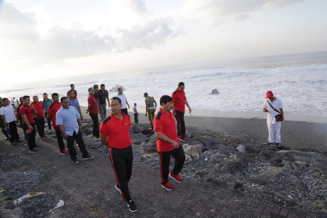 Rohcineng Pimpin Coastal Clean Up di Pantai Masceti