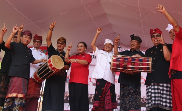 Ini Daftar Bantuan Gamelan dan Pura yang Disalurkan Koster se-Bali