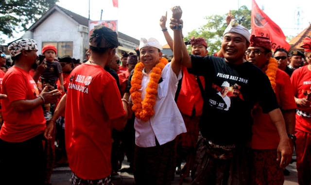 Koster Tegaskan Komitmen Menjaga dan Merawat Pura se-Bali