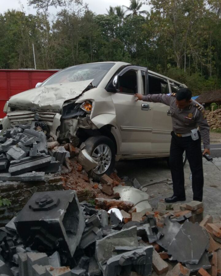 Diduga Ngantuk, APV Tabrak Sanggah