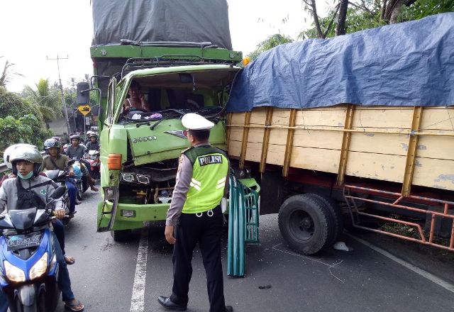 Rem Blong Truk Hino Hantam Colt Diesel di Jalur Tengkorak