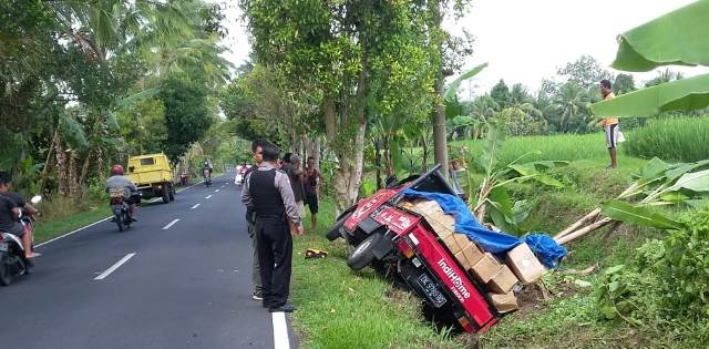 Hilang Kendali, Gran Max Tabrak Sepeda  Motor Parkir