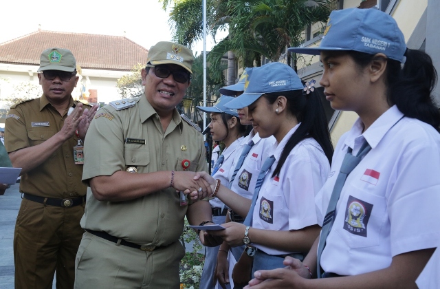 Motivasi Siswa, Wakil Bupati Sanjaya Jadi Pembina Upacara di SMKN 1 Tabanan