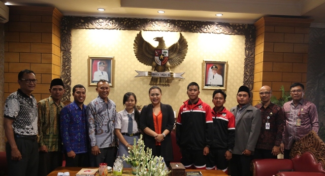 Bupati Eka Tularkan Filosopi Berbuat, Bersyukur, Berdoa dan Berbagi Kepada Siswa Siswi yang Berprestasi untuk Tabanan-