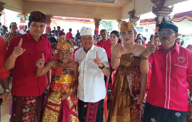 Kagumi Dadong Lepo, Koster Berkomitmen Lestarikan Kesenian Jembrana