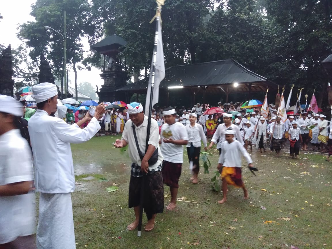 Pujawali Pura Kahyangan Kedaton Kukuh Marga Diguyur Hujan, Mapeed dan Rejang Renteng Tetap Digelar