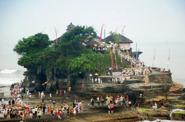 Pujawali di Pura Luhur Tanah Lot Dipadati Pemedek, Ini Info Pasang Surut Laut