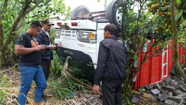 Naas, Truk Angkut Batako Terbalik