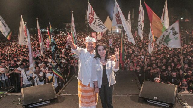 Konser Bali Salam 2 Jari, Rai Mantra Disambut Belasan Ribu Warga