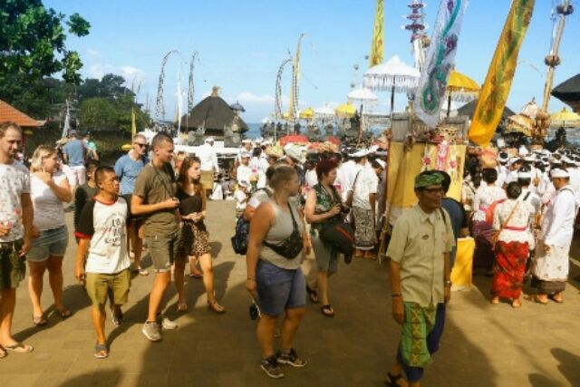 Libur Lebaran di Tanah Lot, Wisatawan Berbaur dengan Pemedek