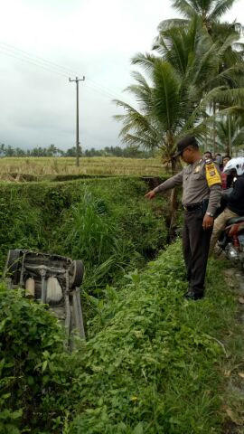 Nabrak Bongkol Kayu, Terios Masuk Parit