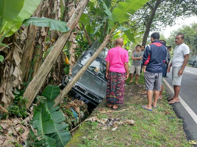 Kijang Super Guru SD Masuk Parit