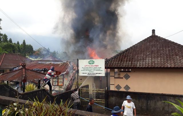 Akibat Korsleting Listrik, Sebuah Rumah Ludes Terbakar di Candikuning