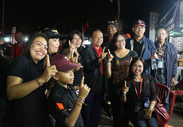 Warga Denpasar Berlomba Minta Selfie dengan Koster