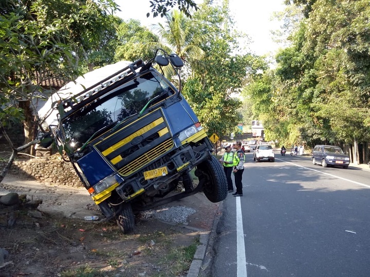 Mundur di Tanjakan, Truk di Jalur Tengkorak Mundur dan Hantam Avansa