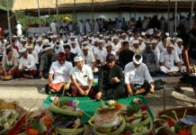Doakan Bali Damai, Koster-Ace Sembahyang di Pura Pasek Punduk Dawa